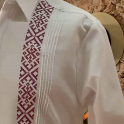 Detalle del bordado rojo en guayabera presidencial blanca