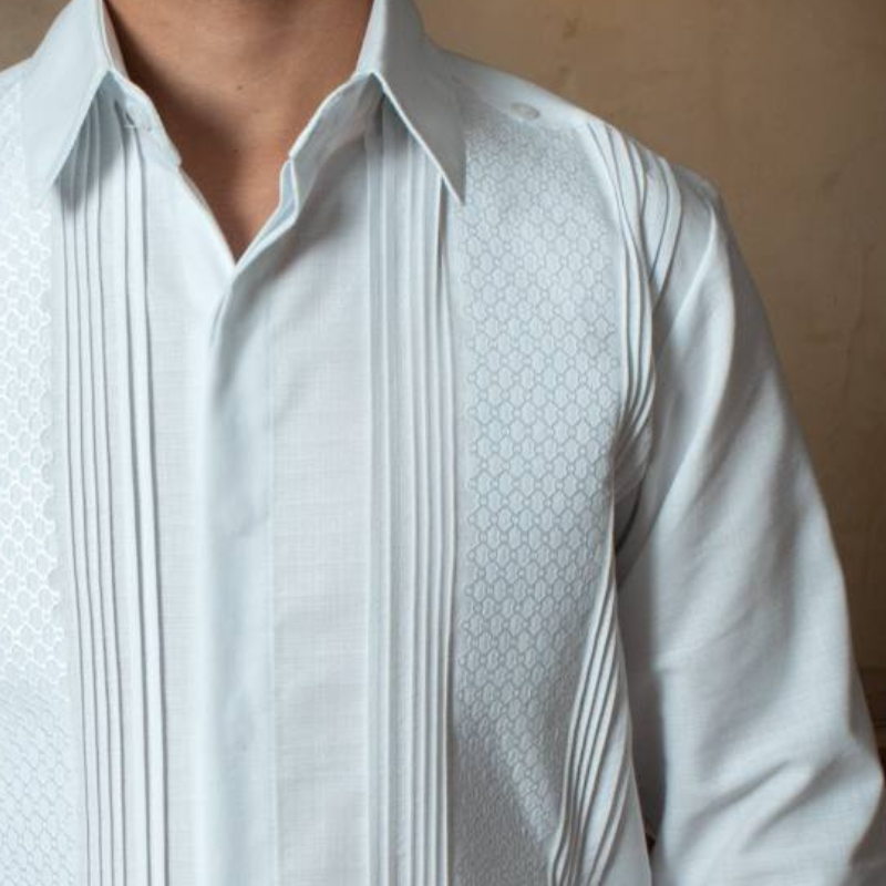 Guayabera típica blanca con bordado artesanal mexicano