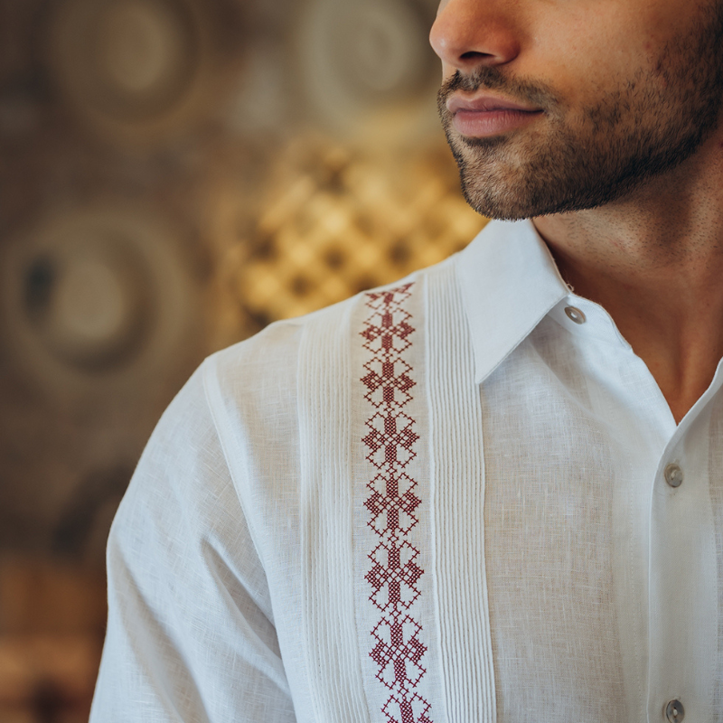 Detalle del bordado tradicional en guayabera blanca hombre