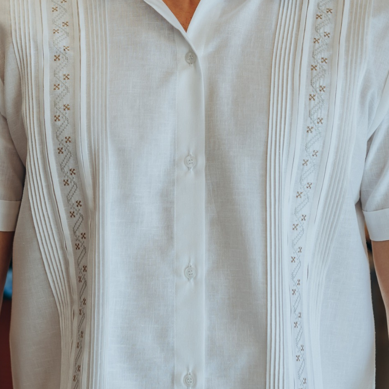 Detalle del bordado tradicional en guayabera blanca manga corta