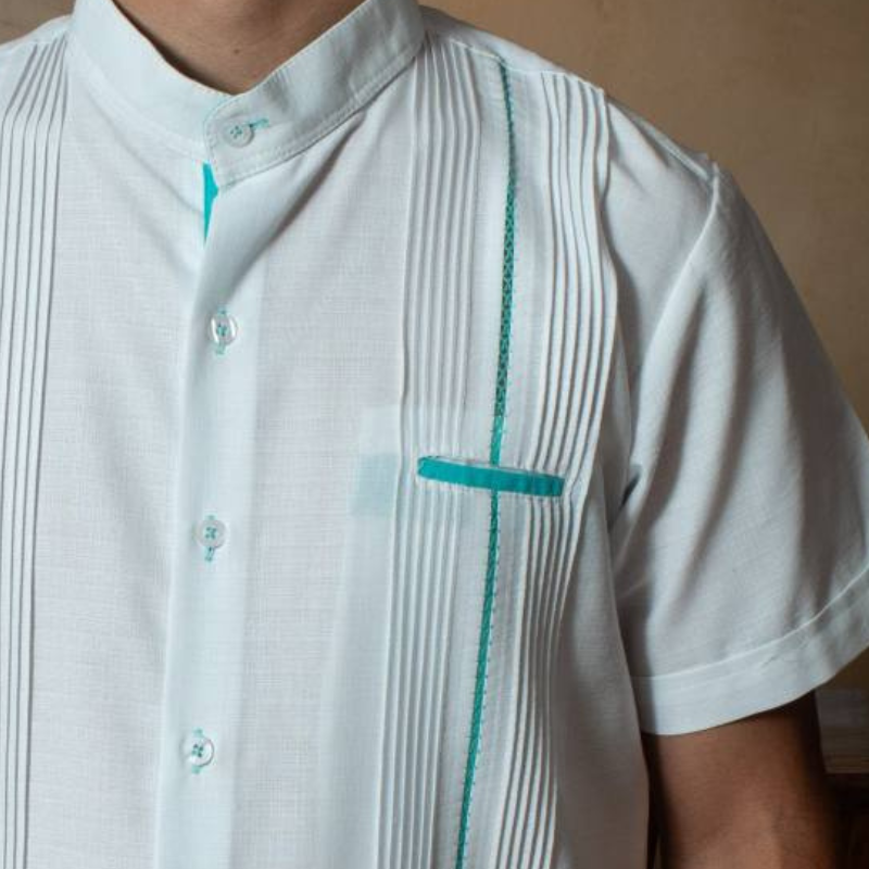 Guayabera blanca cuello mao con bordado verde agua artesanal