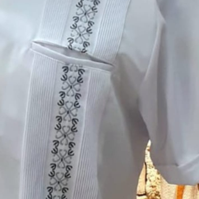 Detalle del bordado verde en guayabera blanca
