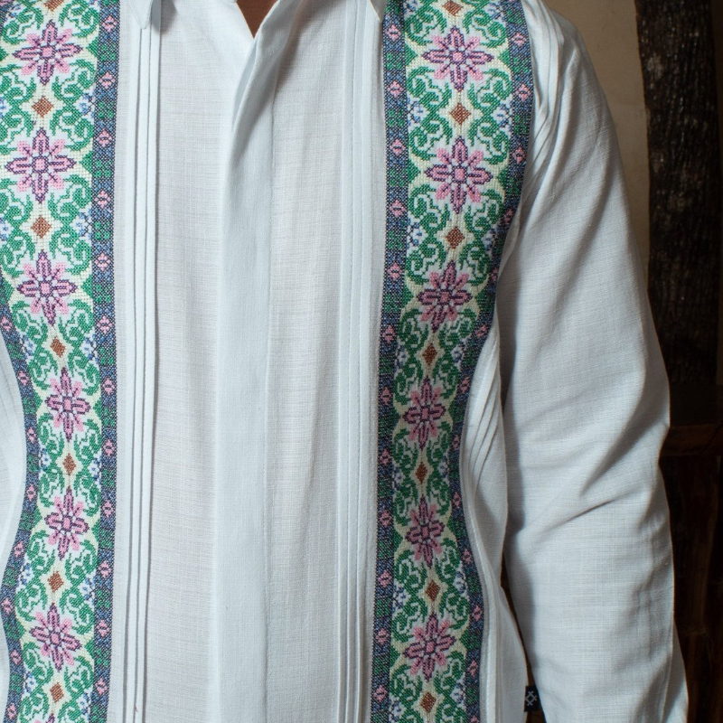 Guayabera bordada yucateca
