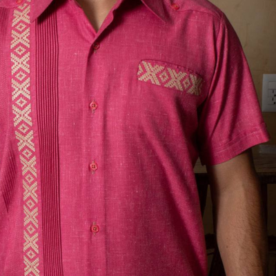 Detalle del color vibrante de la guayabera rosa mexicano