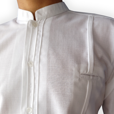 Detalle del cuello Mao en guayabera tradicional