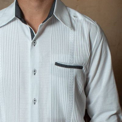 Detalle del cuello combinado en guayabera presidencial