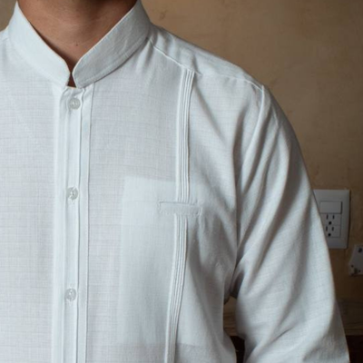 Detalle del cuello y botones en filipina blanca yucateca