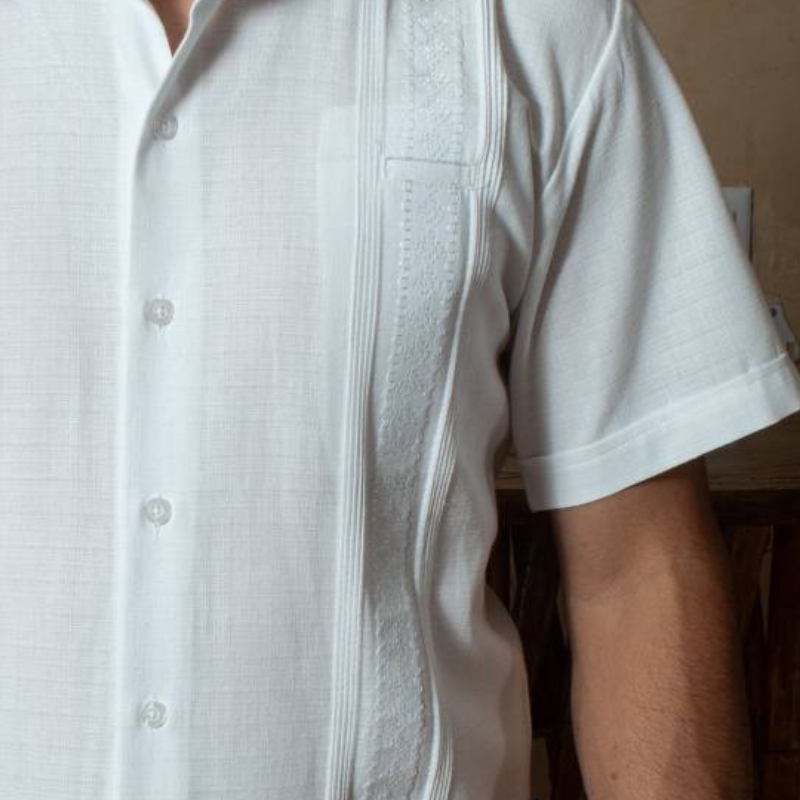 Detalle del cuello y botones en filipina manga corta