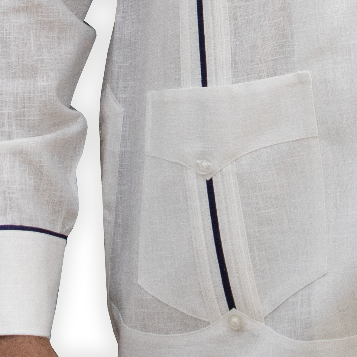 Detalle del listón azul en guayabera blanca