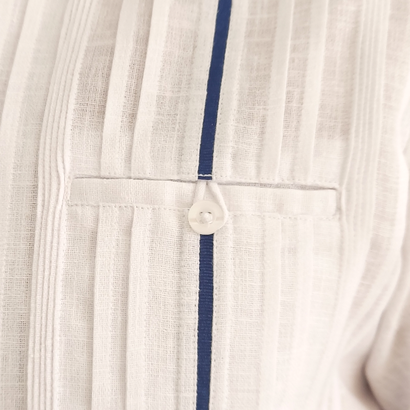 Detalle del listón azul en guayabera de algodón