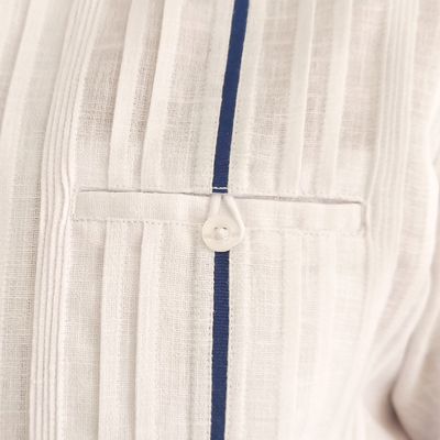 Detalle del listón azul en guayabera de algodón