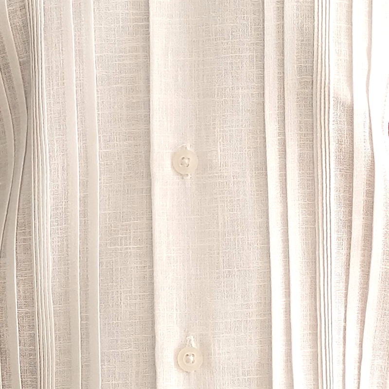 Detalle del listón vino en guayabera elegante hombre