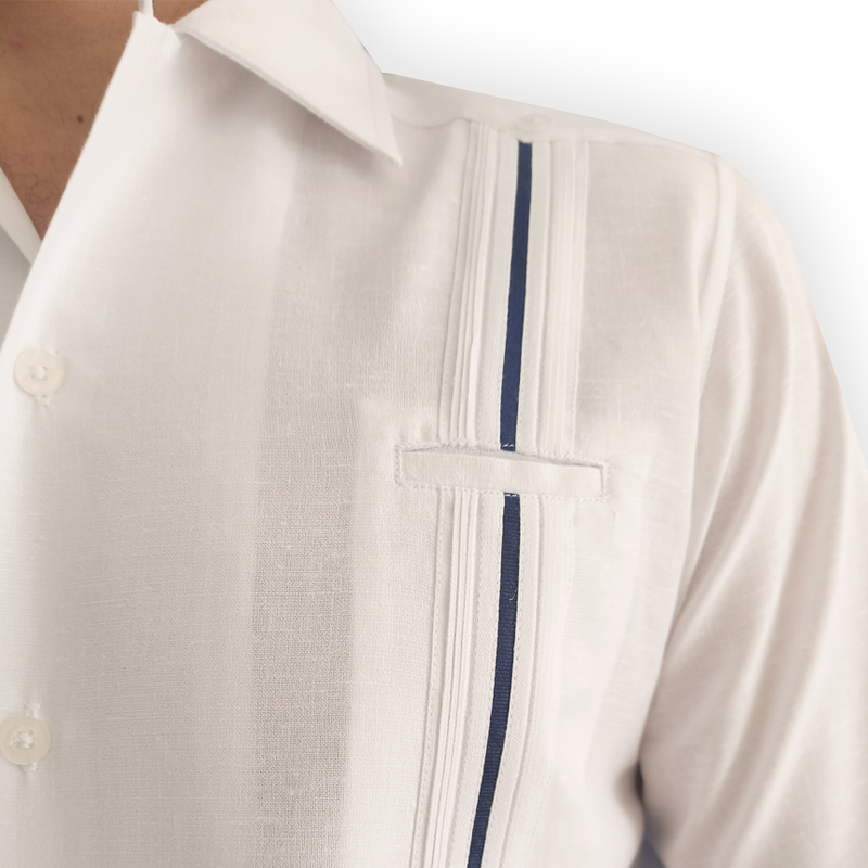 Detalle del pecho con bordado azul marino en guayabera hombre boda