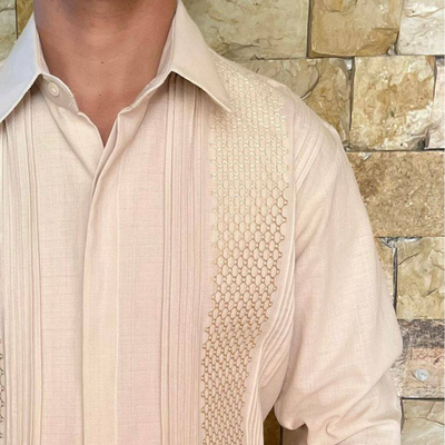 Detalle del puño y confección fina en guayabera beige