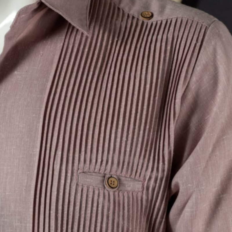 Detalle del tejido de algodón y botones discretos en guayabera presidencial palo de rosa