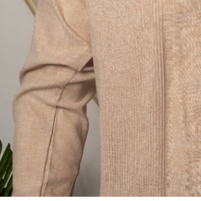 Detalle del tejido de algodón y botones finos en guayabera presidencial beige