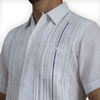 Detalle del tejido de la guayabera blanca de lujo