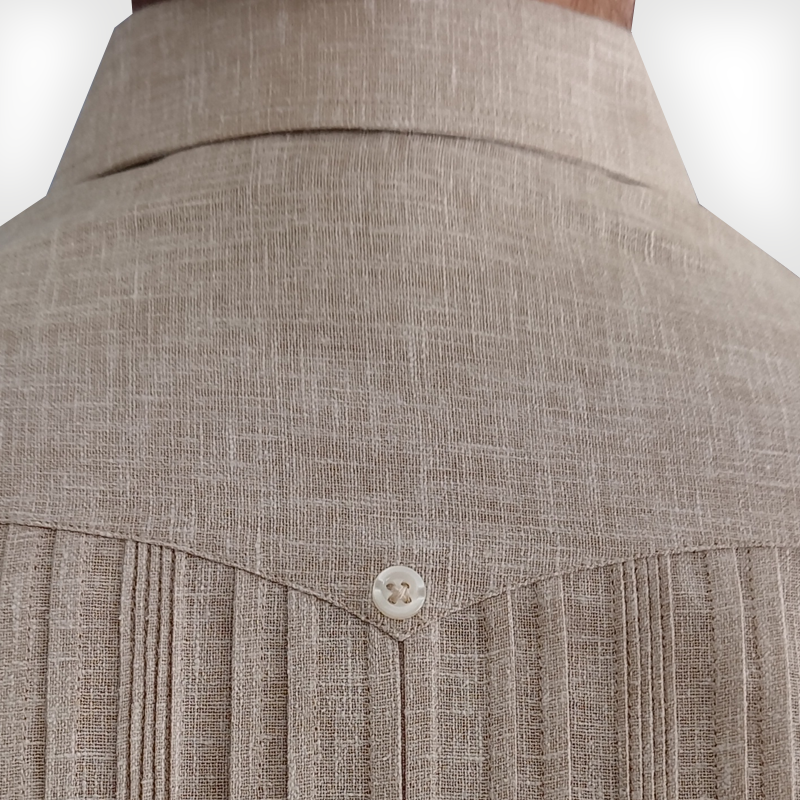 Detalle del tejido de lino ligero en guayabera beige