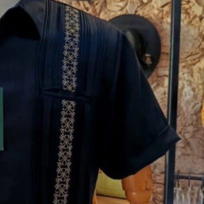 Detalle del tejido en guayabera azul navy