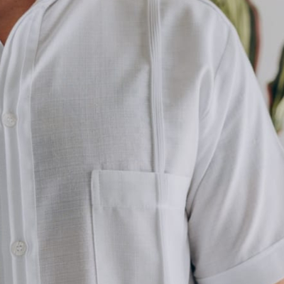 Detalle del tejido en guayabera filipina blanca