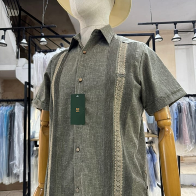 Detalle del tejido en guayabera gris verdoso
