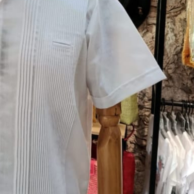 Detalle del tejido en guayabera presidencial blanca