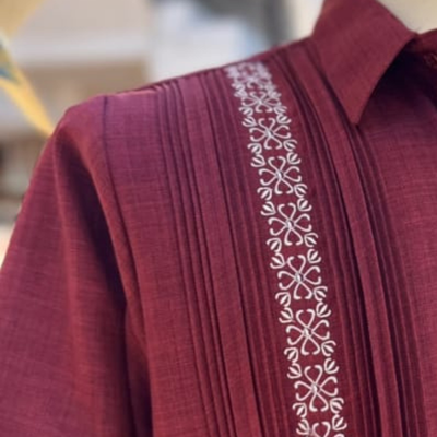 Detalle del tejido en guayabera rojo cereza