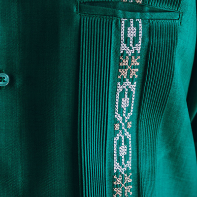 Detalle del tejido en guayabera verde esmeralda
