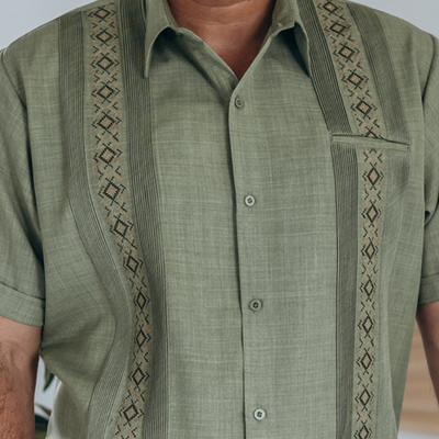 Detalle del tejido en guayabera verde pistache