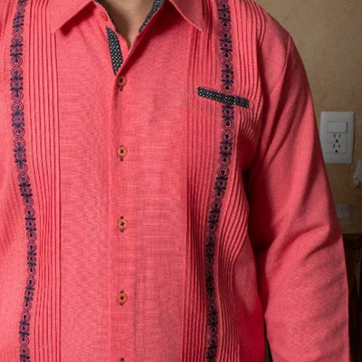Detalle del tejido natural de la guayabera rosa coral