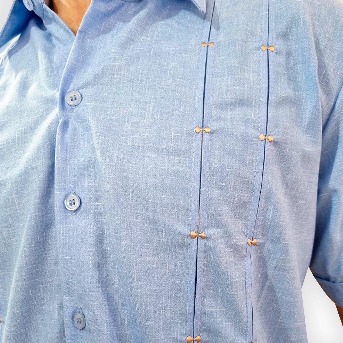 Detalle del tejido y botones de la camisa guayabera azul claro