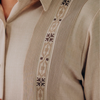 Detalle frontal bordado de guayabera beige