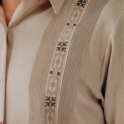 Detalle frontal bordado de guayabera beige