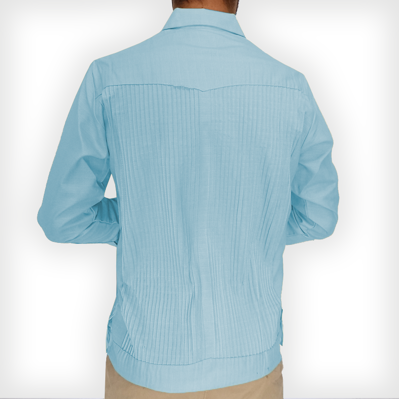 Detalle frontal de guayabera azul con bolsillos y botones
