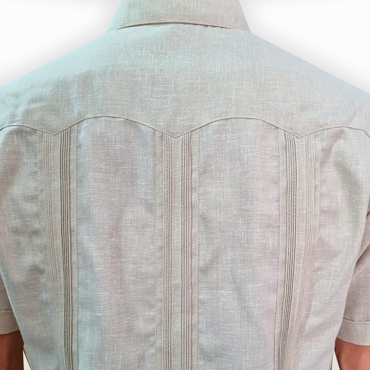 Detalles frontales clásicos de la guayabera beige hombre con bolsillos
