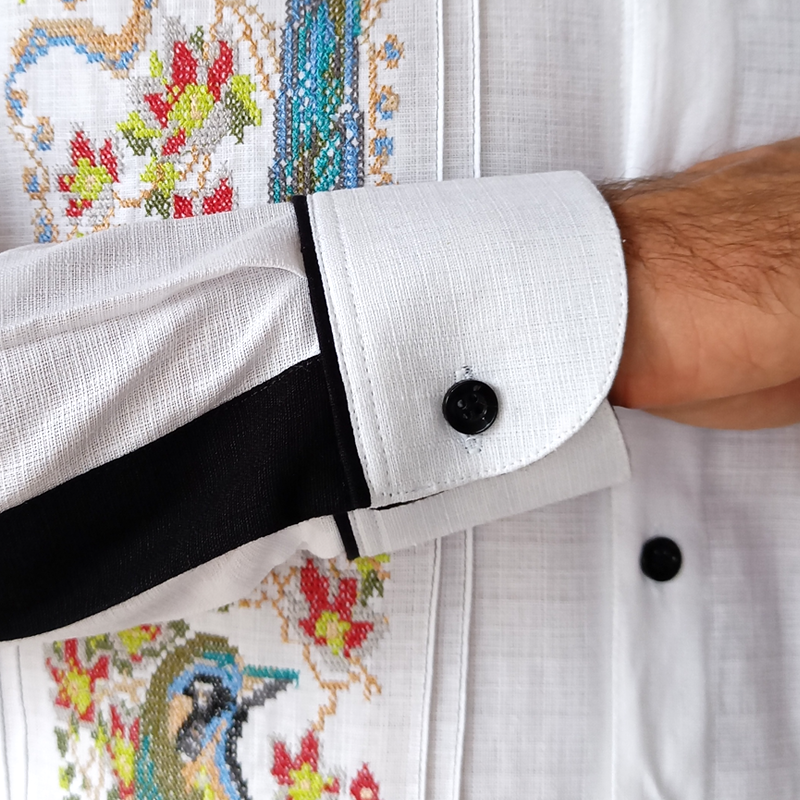 Estilo elegante con guayabera bordada pájaro en evento formal