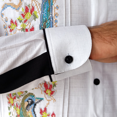 Estilo elegante con guayabera bordada pájaro en evento formal