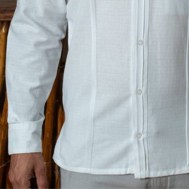 Filipina blanca de lino con estilo típico del sureste mexicano