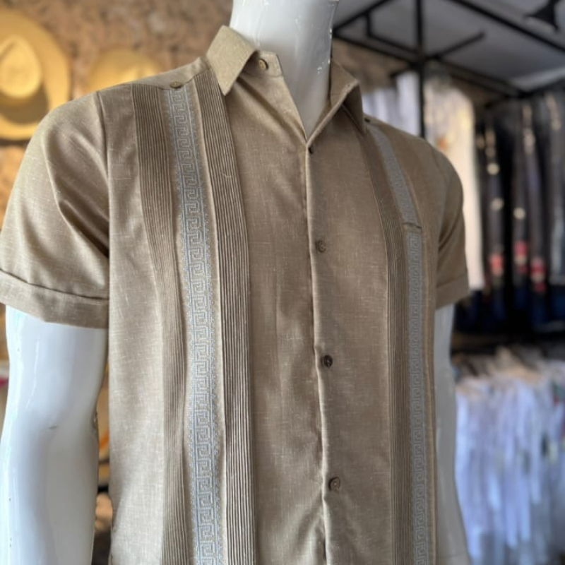 Guayabera Beige Manga Corta Bordada