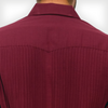 Guayabera abierta estilo chaqueta con camiseta blanca