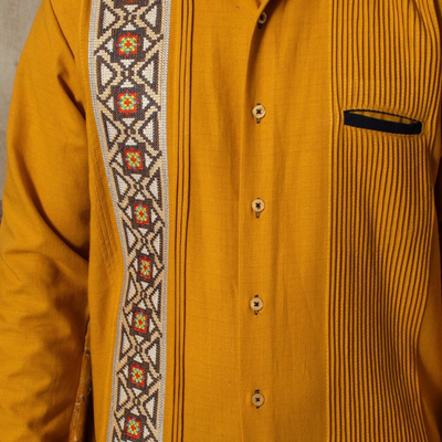 Guayabera amarilla elegante y fresca hecha en Yucatán.