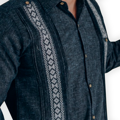Guayabera artesanal azul oscuro para eventos casuales