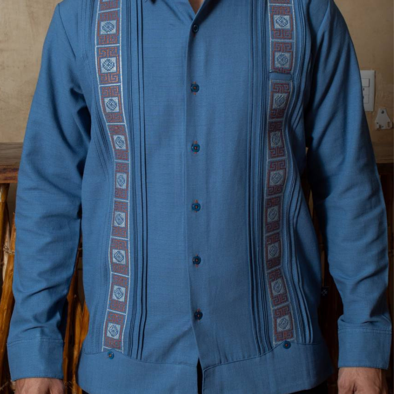 Guayabera azul bordada