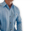 Guayabera azul bordada de manga larga con diseño artesanal