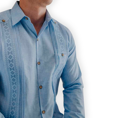 Guayabera azul bordada de manga larga con diseño artesanal