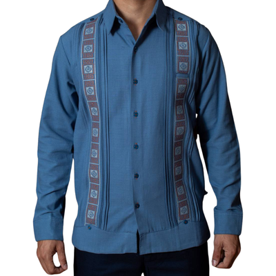 Guayabera azul bordada elegante confeccionada en Yucatán