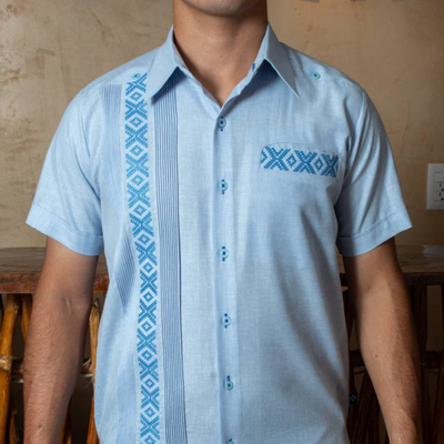Guayabera azul cielo bordada artesanalmente en lino y algodón.