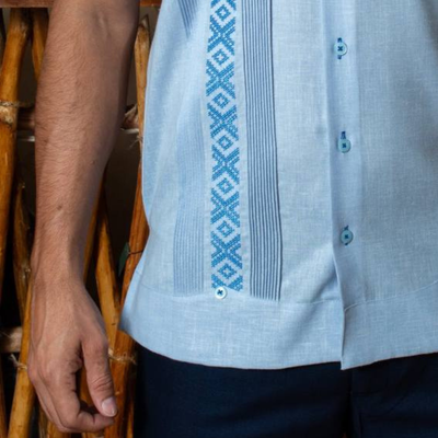 Guayabera azul cielo bordada elegante confeccionada en Yucatán