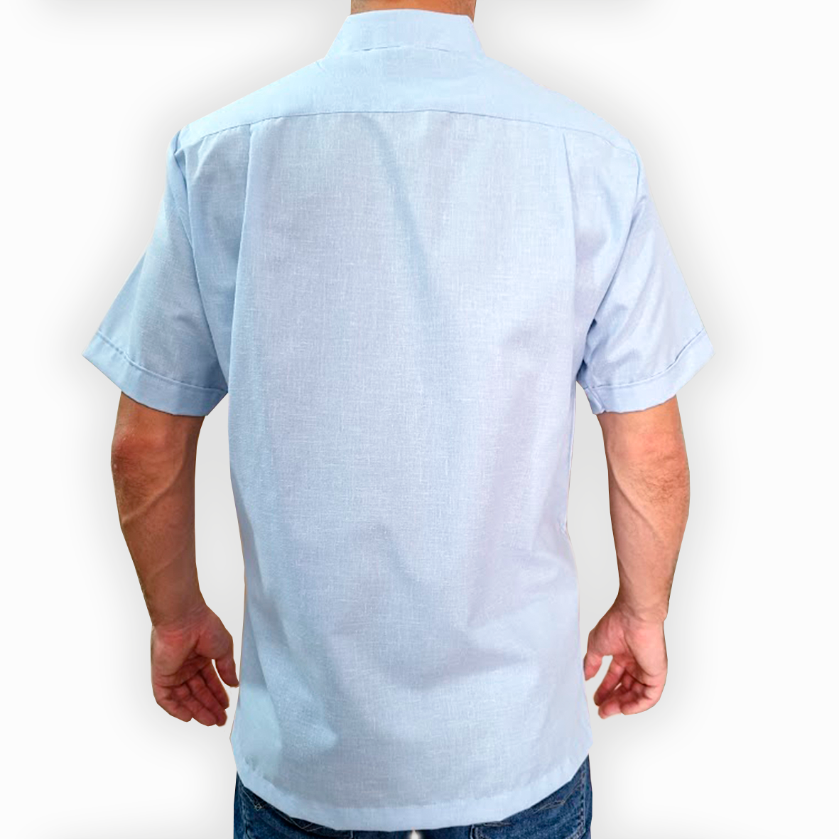 Guayabera azul cielo de lino y algodón con estilo caribeño casual