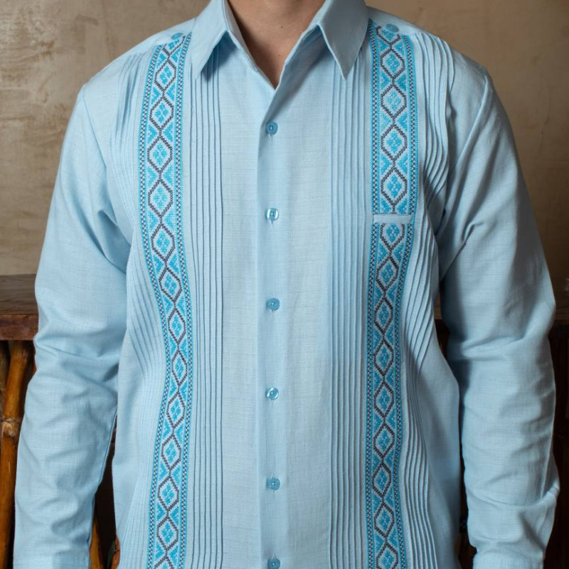 Guayabera azul cielo de manga larga confeccionada en lino y algodón.